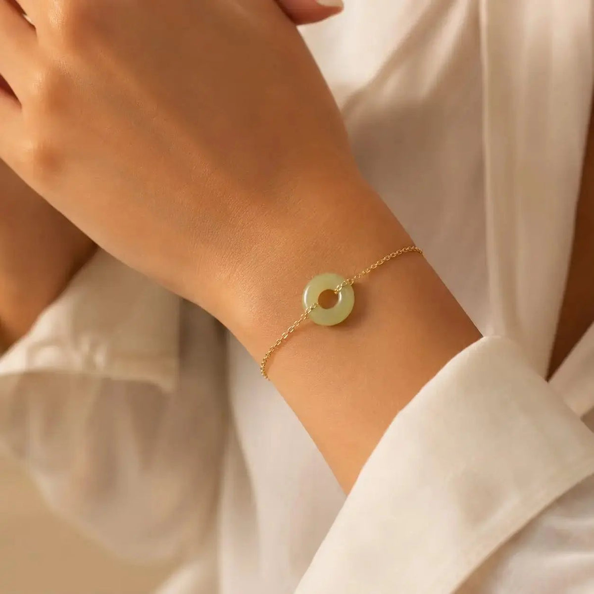 variant-group:SMV-B26302-JAD-OLV | SAMVELLI gold-plated 925 silver Donut Bracelet – Jade Olive Green close-up view