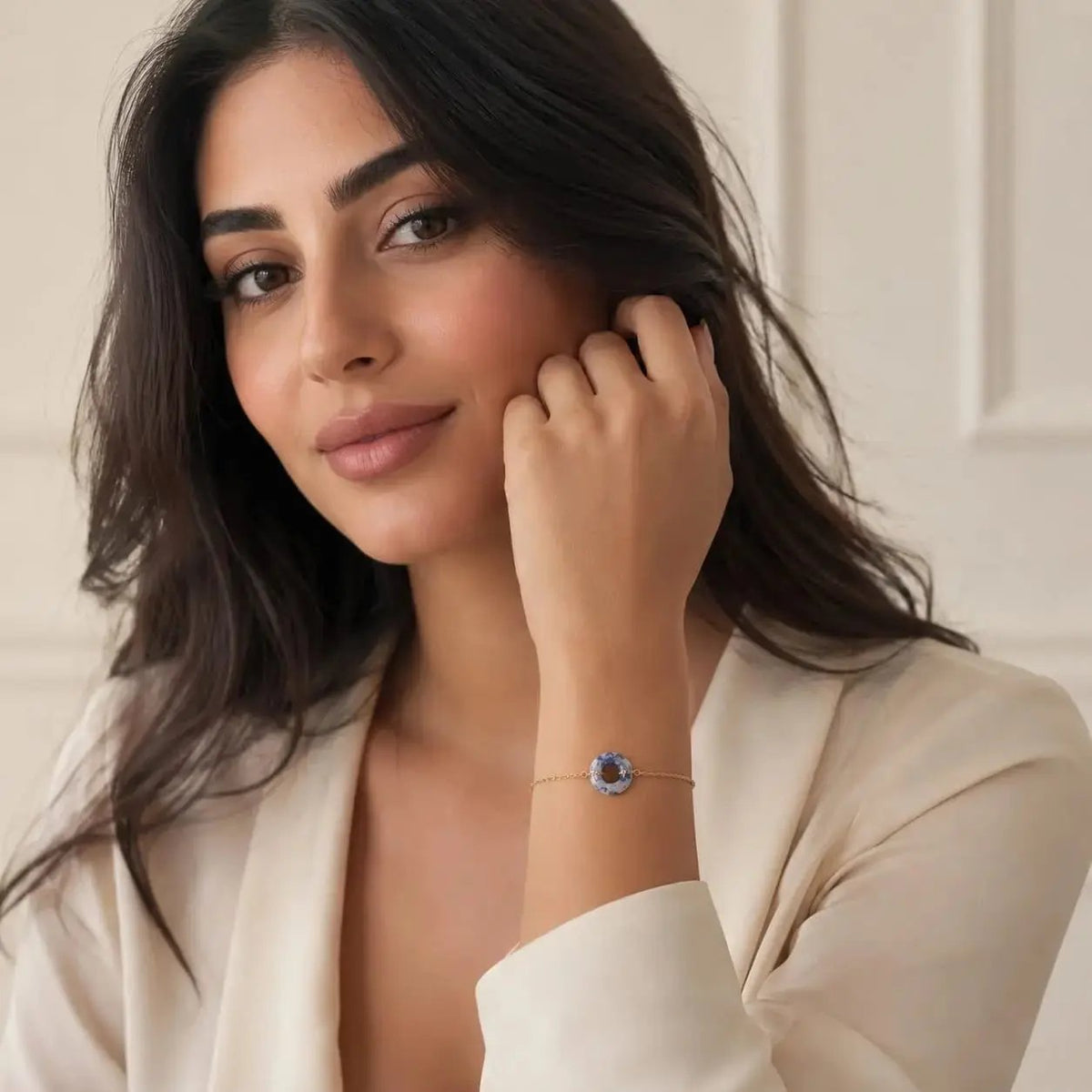 variant-group:SMV-B26302-SOD-BWH | SAMVELLI gold-plated 925 silver Donut Bracelet – Sodalite Blue and White model view