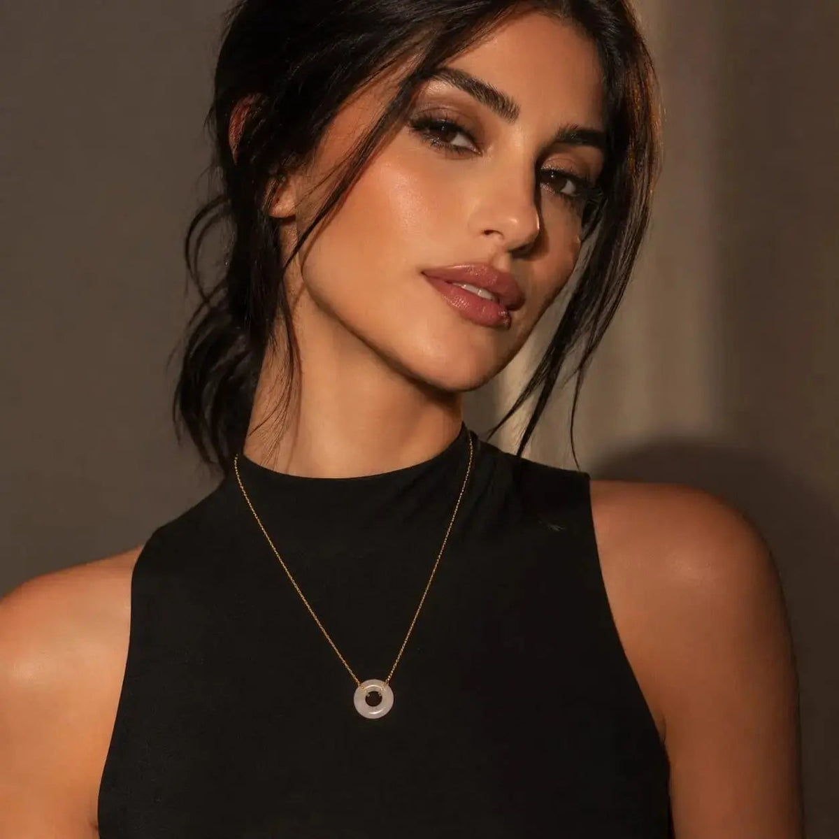 variant-group:SMV-N26301-RQT-LRS | SAMVELLI gold-plated 925 silver Donut Necklace – Rose Quartz Light Rose model view